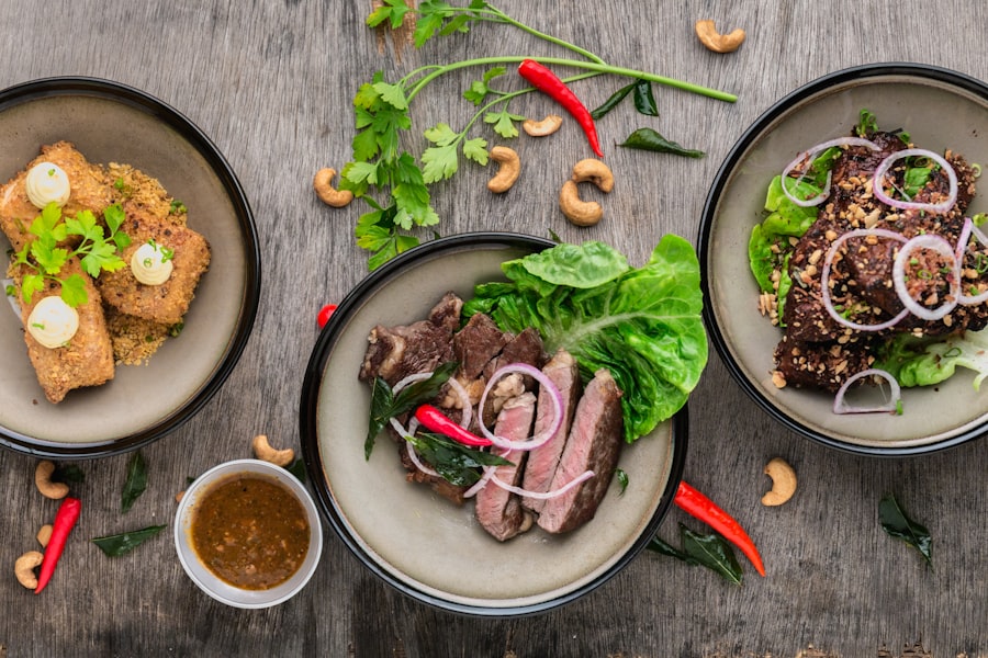 Kurumsal catering için servis hazırlığı aşamasında kalite kontrol ve sıcaklık ölçümü yapan mutfak ekibi