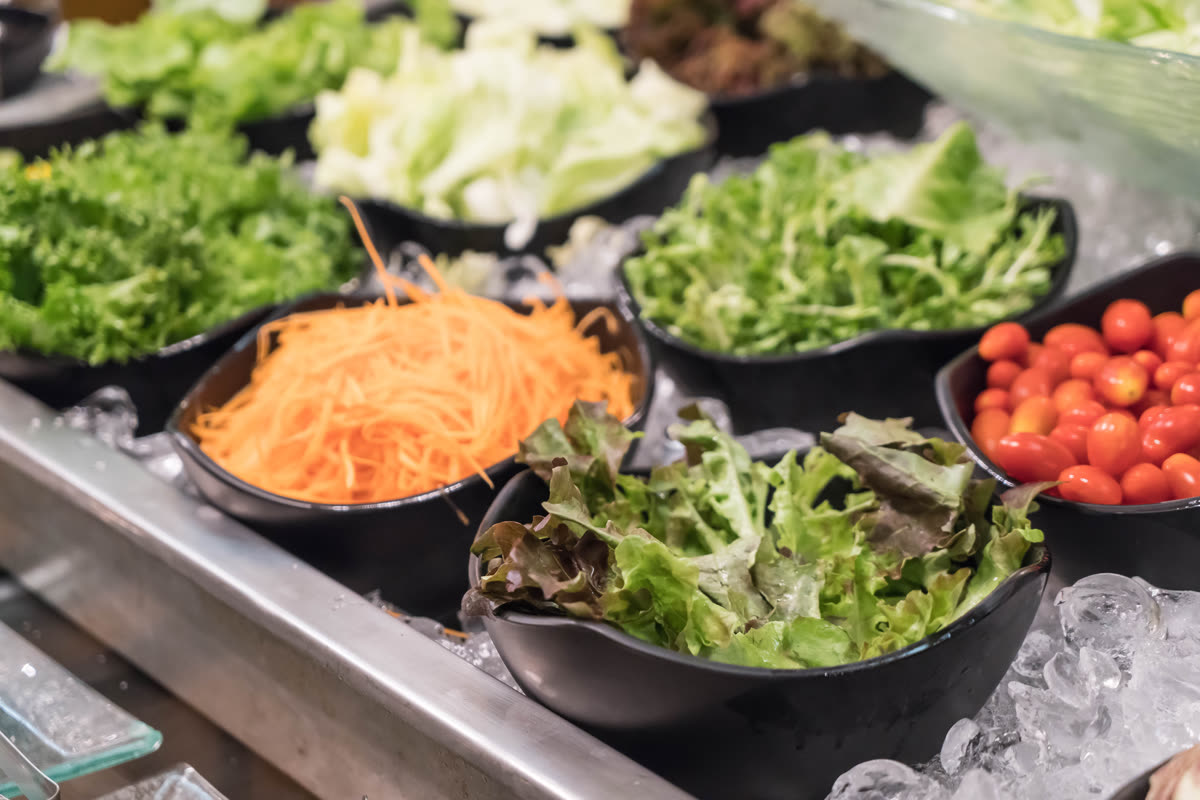 Catering salata barında buz üzerinde sunulan taze mevsim sebzeleri — mevsimsel menü yaklaşımı
